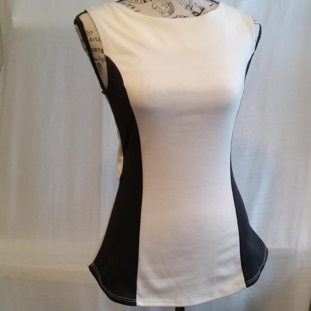Pretty b'n'w Suzy Shier top with open back and zipper NWT